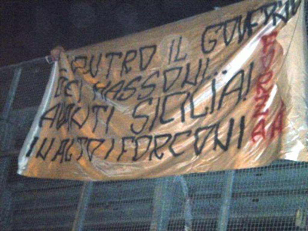 Lo striscione di Forza Nuova Bergamo