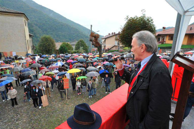 Manifestazione contro la discarica in Valle Imagna