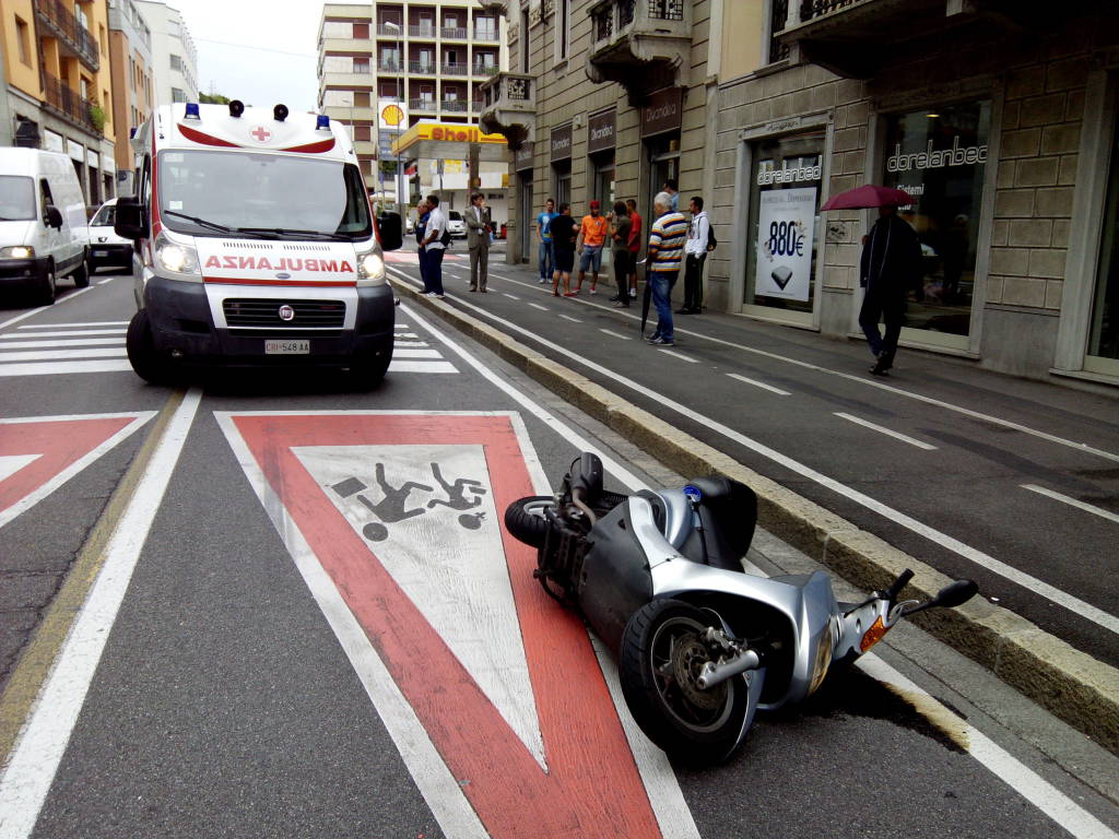 Incidente in centro, 26enne in ospedale