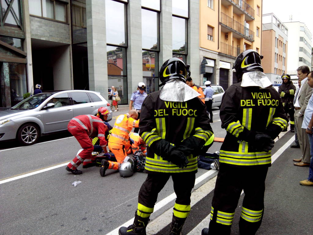 Incidente in centro, 26enne in ospedale