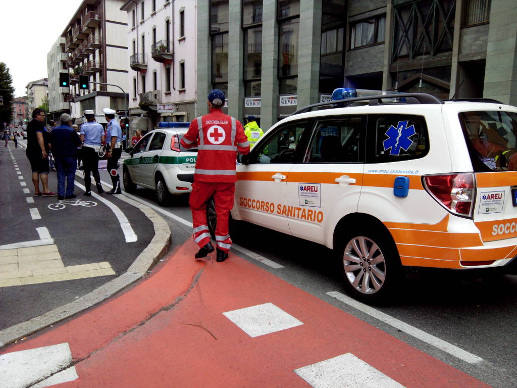 Incidente in centro, 26enne in ospedale