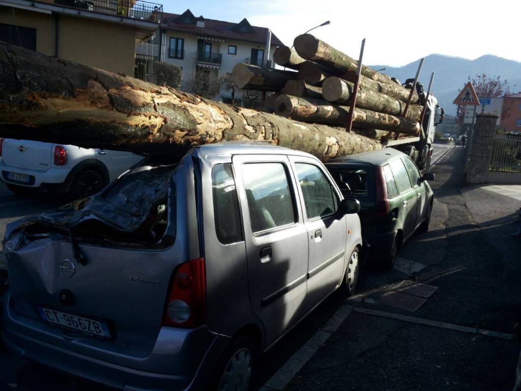 Cisano, camion perde tronchi in strada