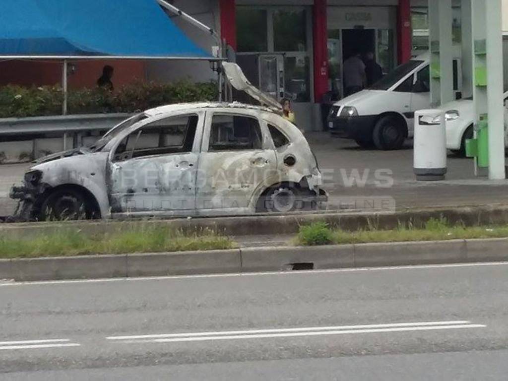 Osio Sotto, benzina invece del diesel: l'auto prende fuoco