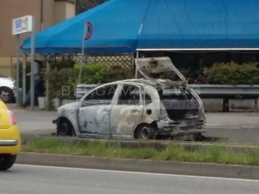 Osio Sotto, benzina invece del diesel: l'auto prende fuoco