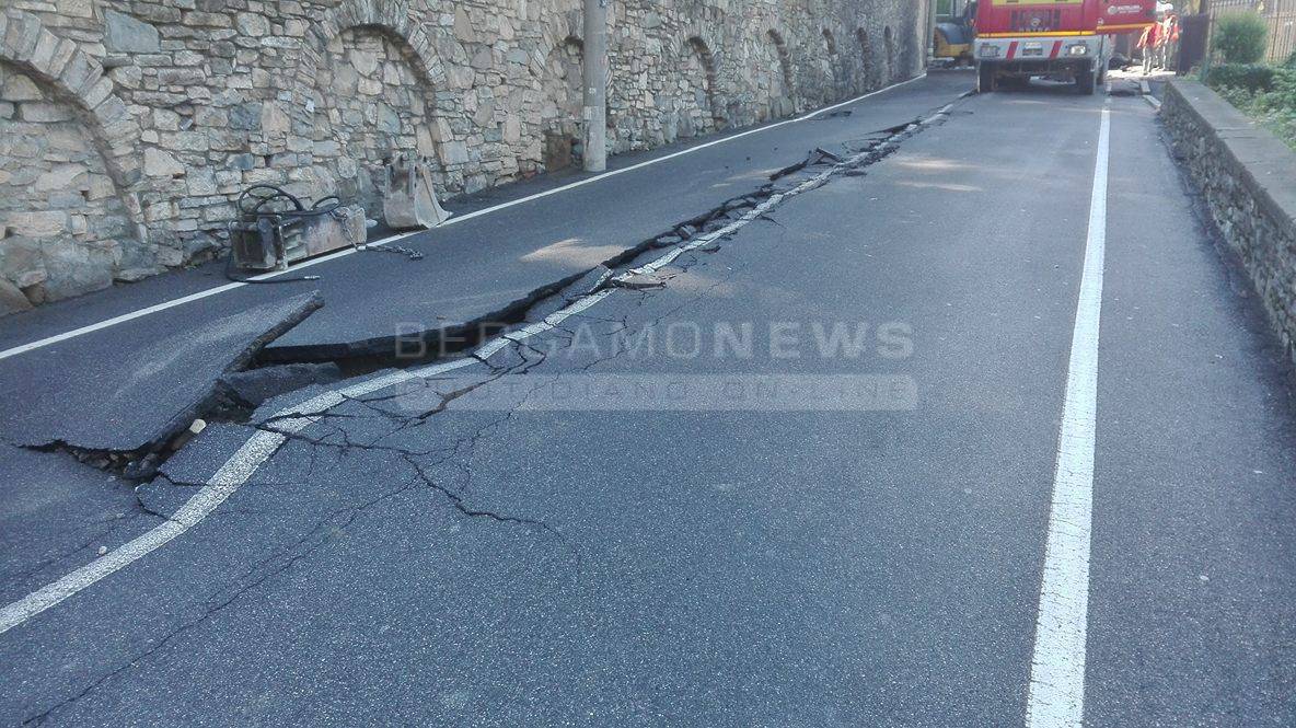 Lavori in corso in via Maironi dopo l'allagamento