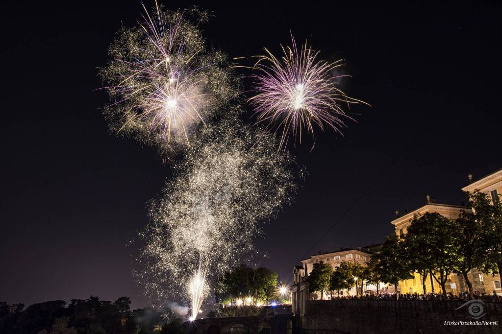 Lo spettacolo pirotecnico per Sant'Alessandro