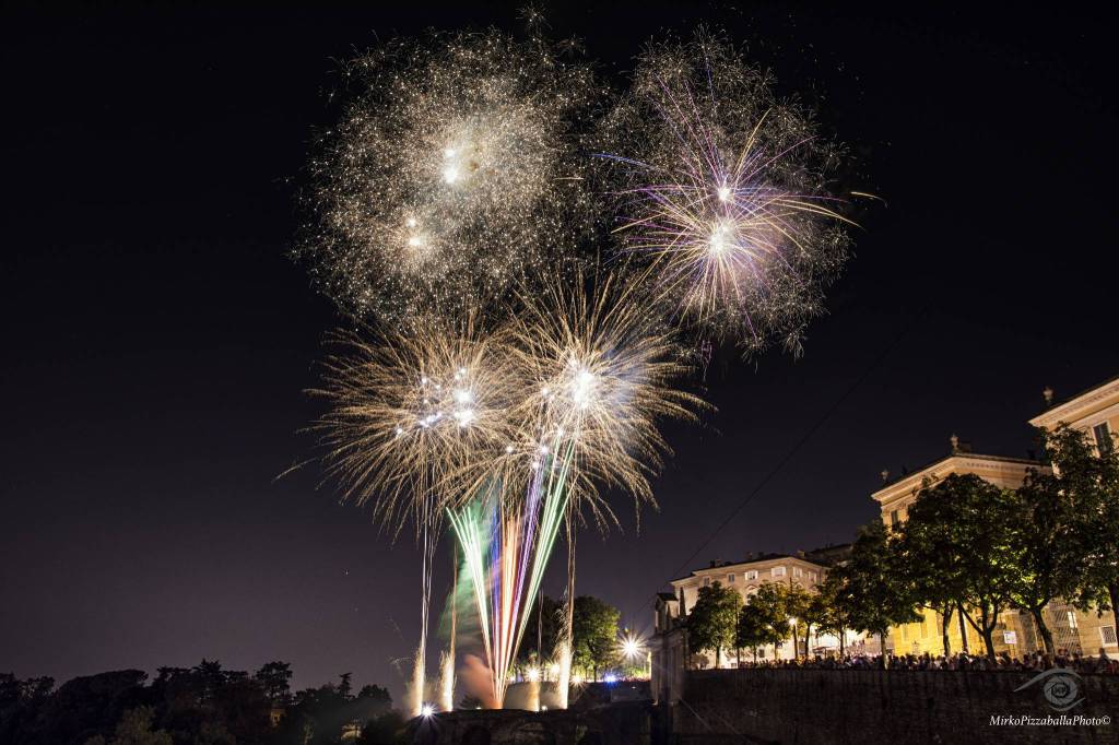 Lo spettacolo pirotecnico per Sant'Alessandro