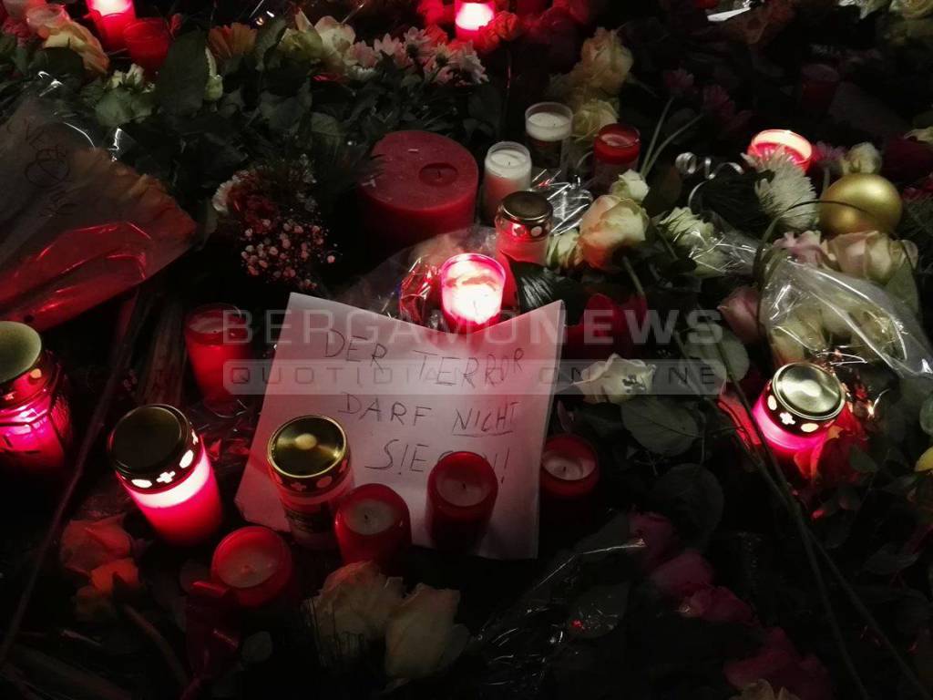 Berlino, fiori e candele sul luogo dell'attentato