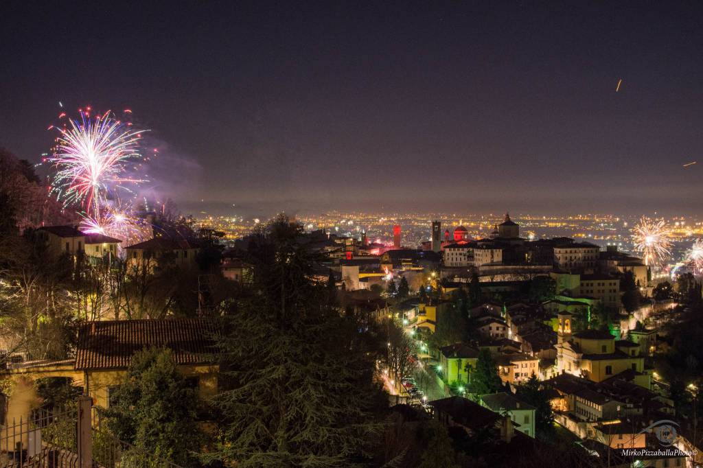 Bergamo illuminata dai fuochi d'artificio per il 2017 - Foto, Photogallery