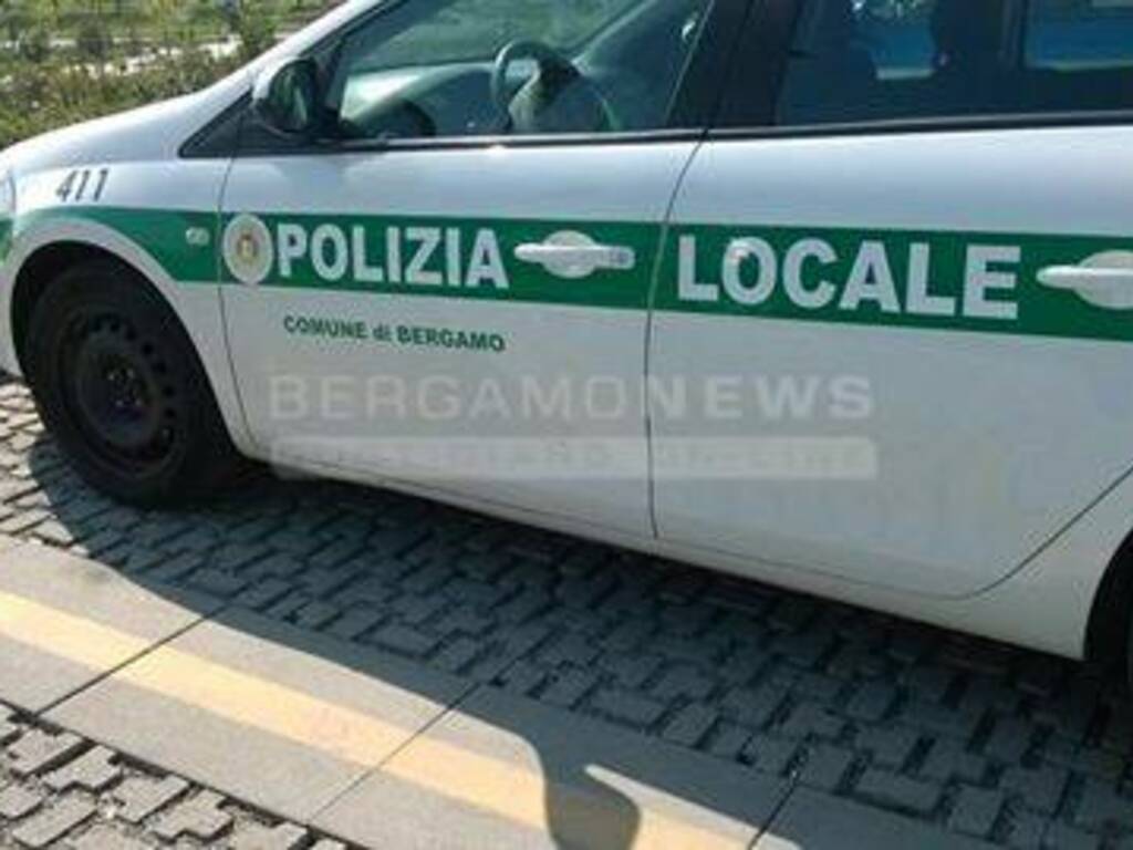 Polizia locale nel parcheggio riservato