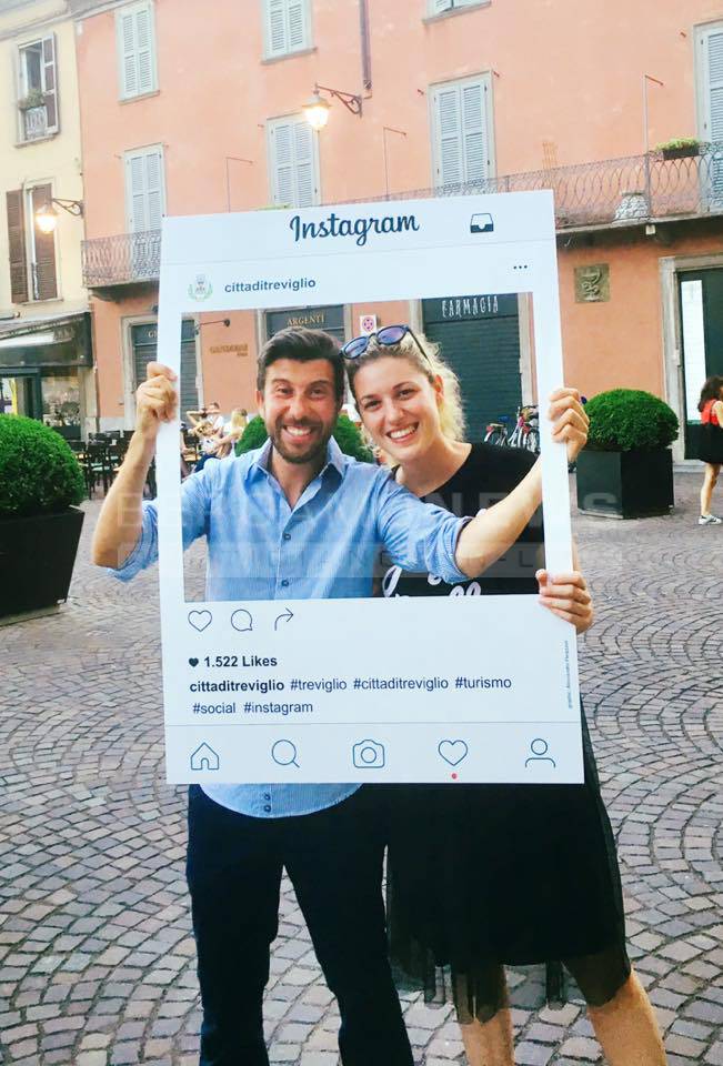 Cornici Per Foto Instagram.Treviglio La Piazza E Social Scatti E Risate Con Le Cornici Di Instagram Bergamo News