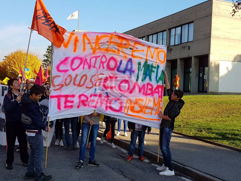 "No alle mafie, sì alla legalità": la marcia di centinaia studenti contro la malavita