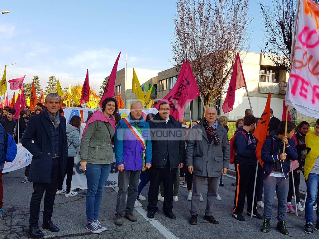 "No alle mafie, sì alla legalità": la marcia di centinaia studenti contro la malavita