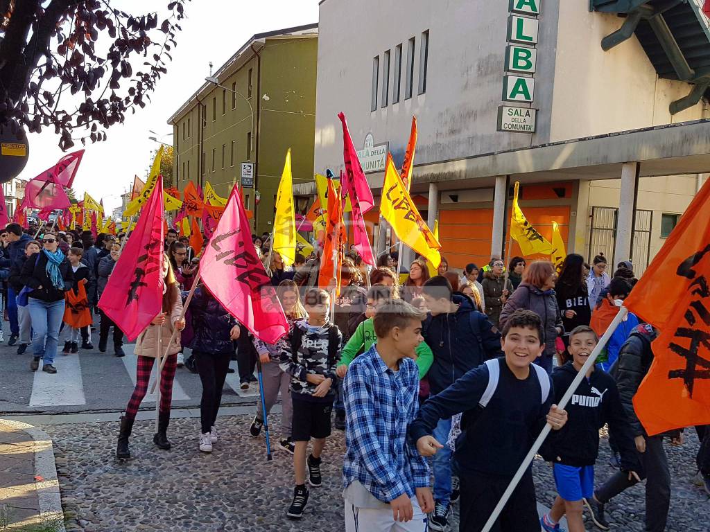 "No alle mafie, sì alla legalità": la marcia di centinaia studenti contro la malavita