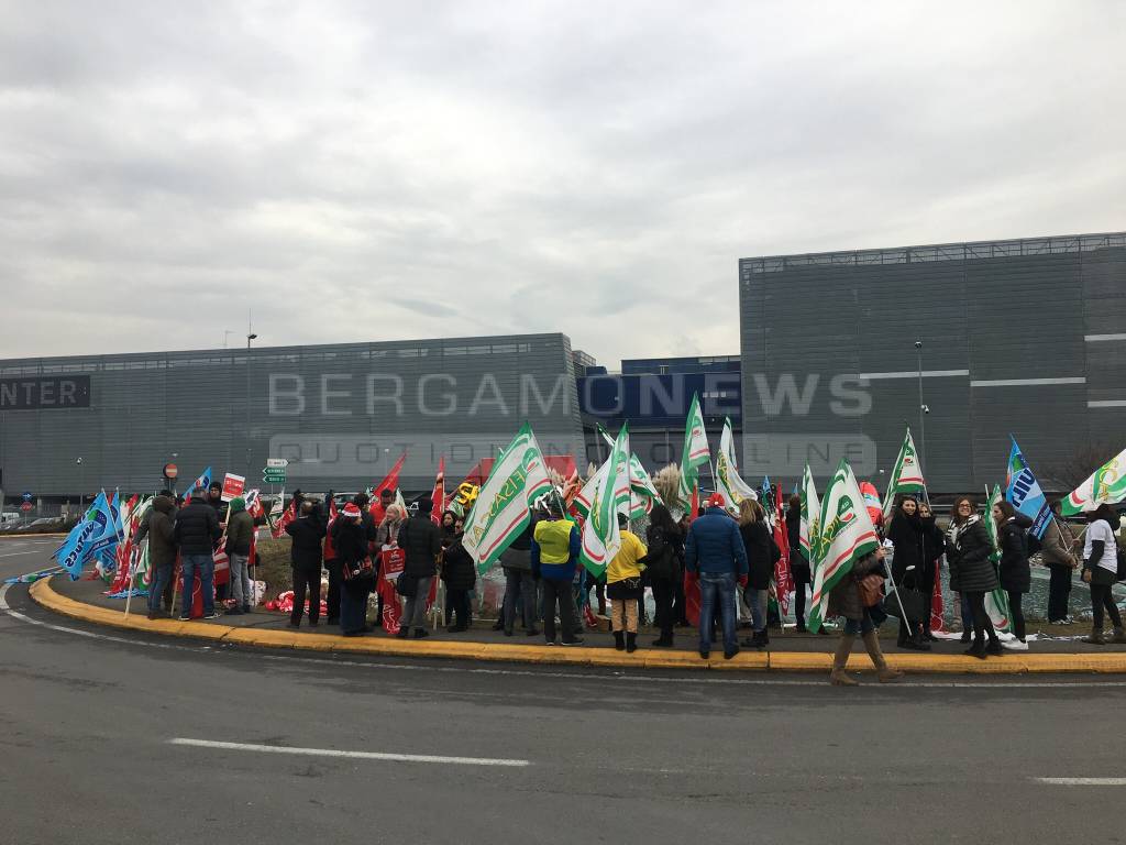 Oriocenter, nuova protesta contro le aperture natalizie 