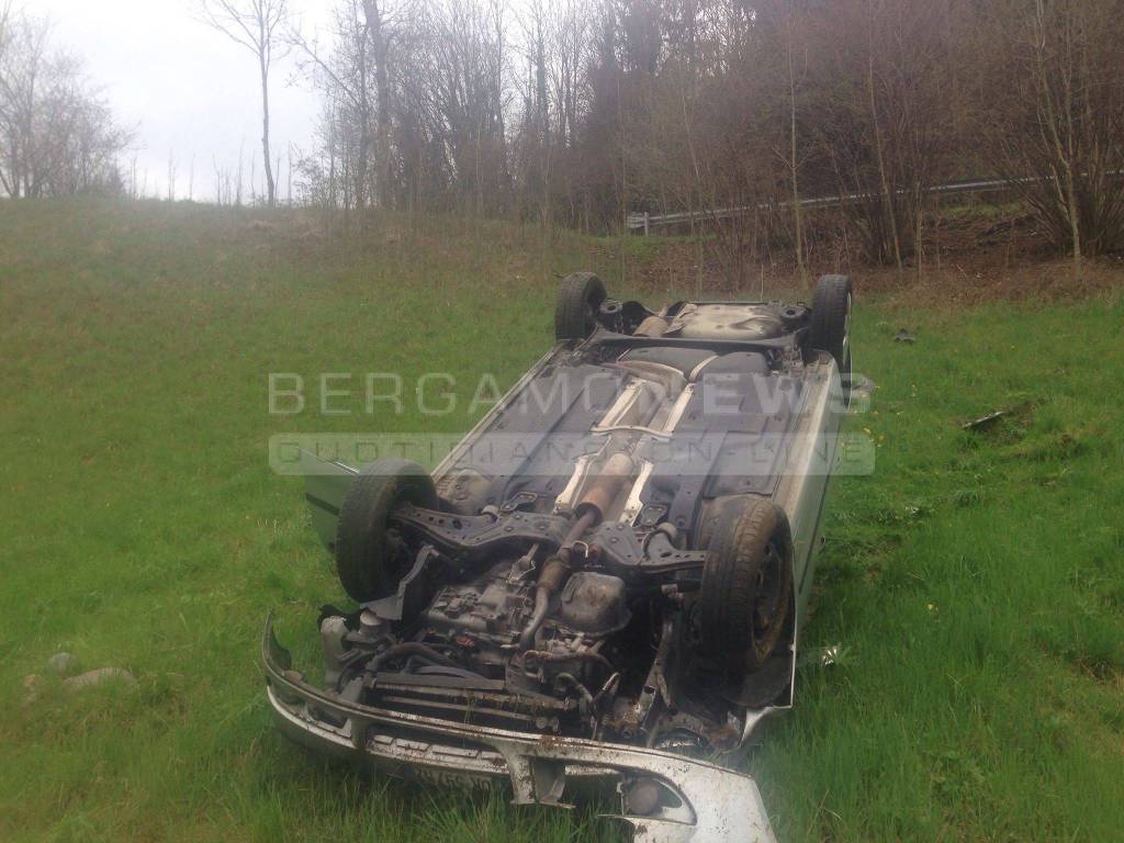 Auto fuori strada a Piario