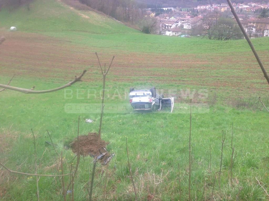 Auto fuori strada a Piario