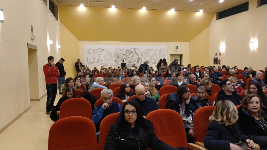 Folla a Calvenzano per il casting del film con Elio Germano