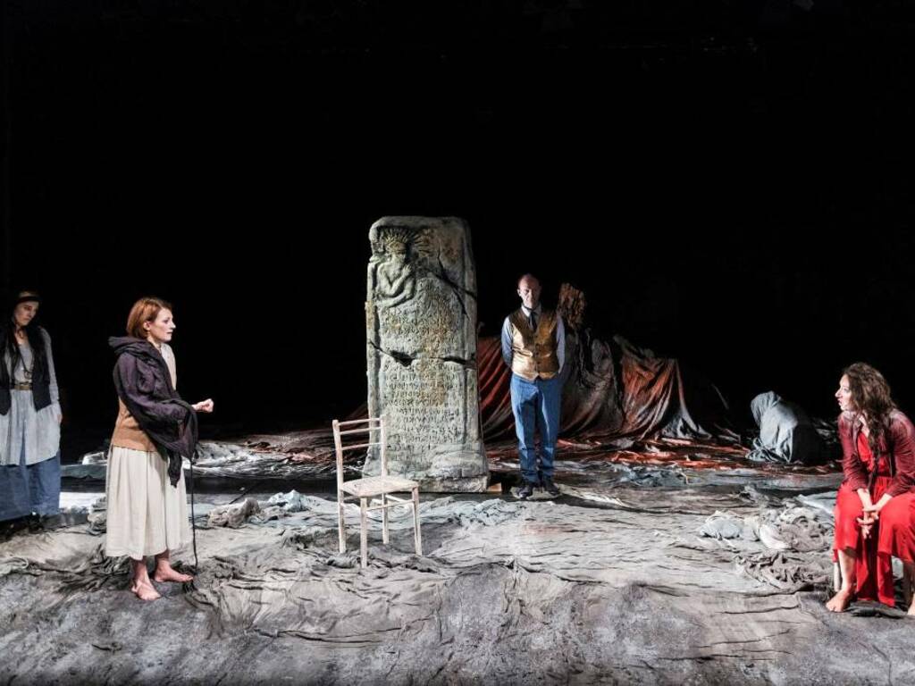 Un successo la prima nazionale di Antigone al Teatro Sociale