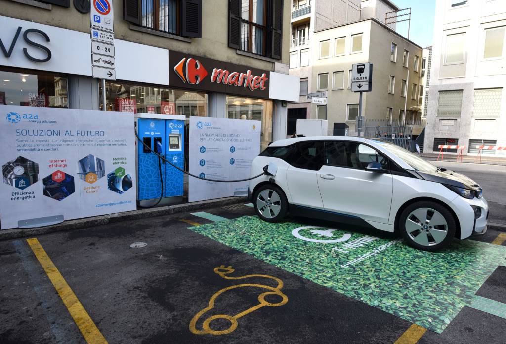 Bergamo, ricarica dei veicoli elettrici gratis in 11 postazioni per un  anno: la mappa - BergamoNews