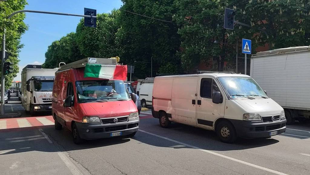 Ambulanti in corteo nel centro di Bergamo