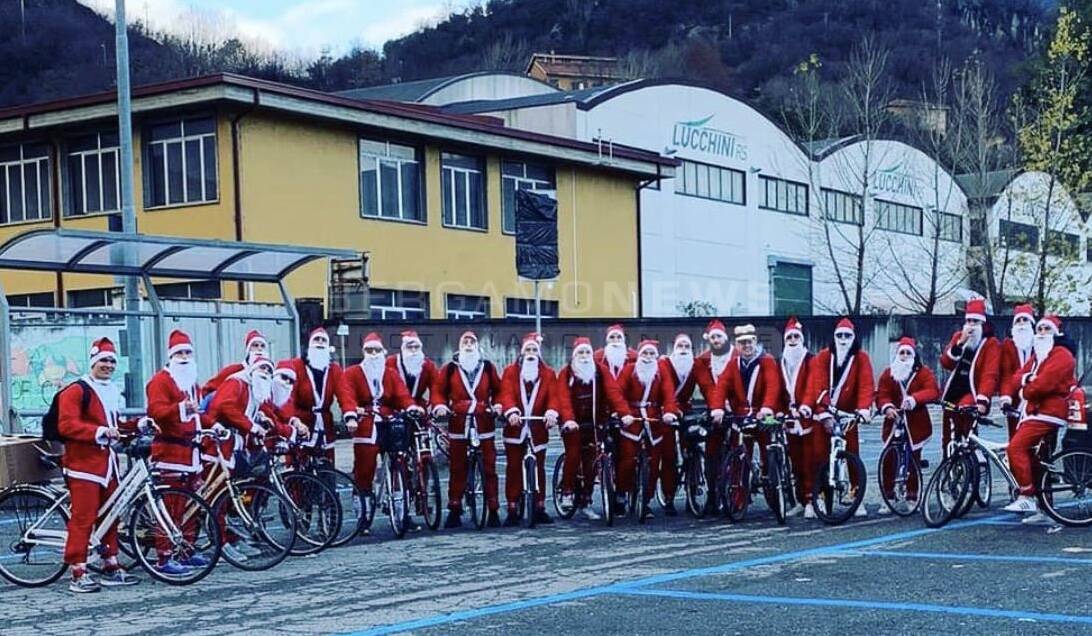 Immagini Babbo Natale In Bicicletta.Babbi Natale In Bici A Lovere Bergamo News