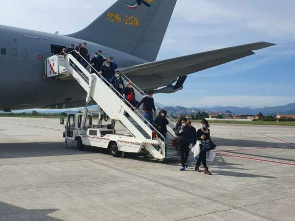 Nuovo contingente di infermieri arriva all aeroporto di Bergamo