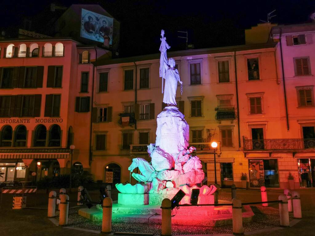 Lovere piazza XIII martiri illuminata Coronavirus (foto Alfredo Stella)