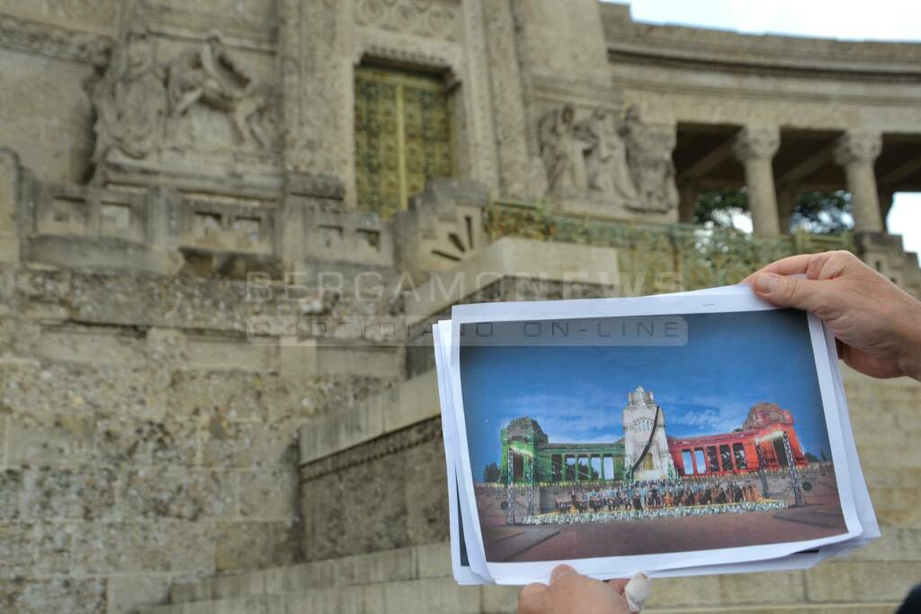 Al cimitero i preparativi per la messa con Mattarella 