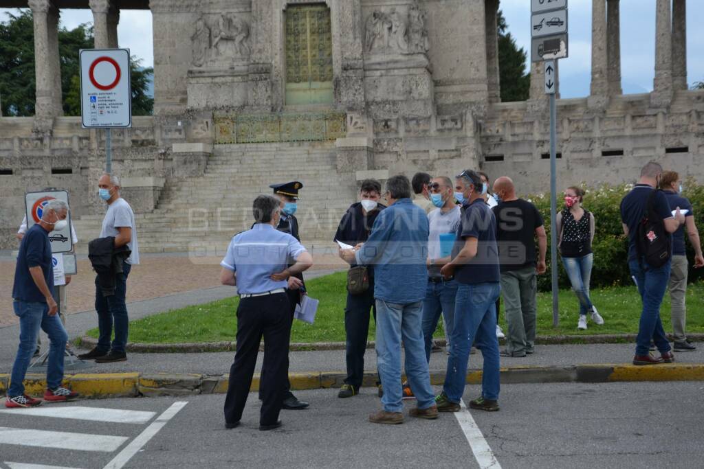 Al cimitero i preparativi per la messa con Mattarella 