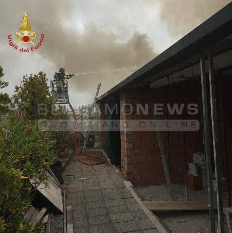 Incendio in via Divisione Tridentina a Bergamo