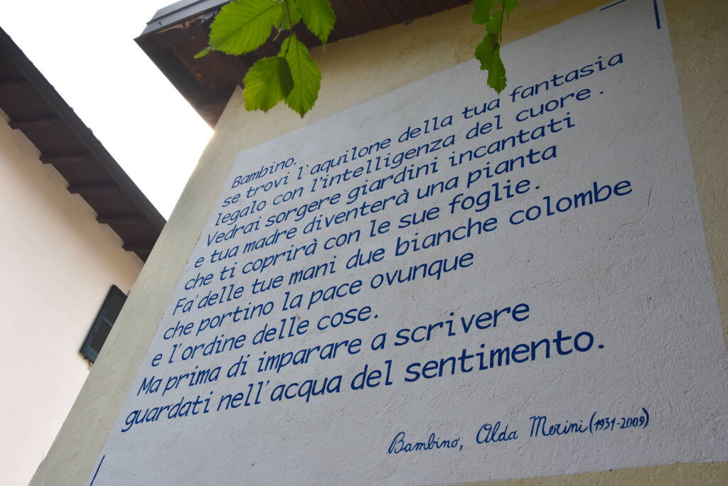 Poesia di Alda Merini dipinta su una facciata di Paladina