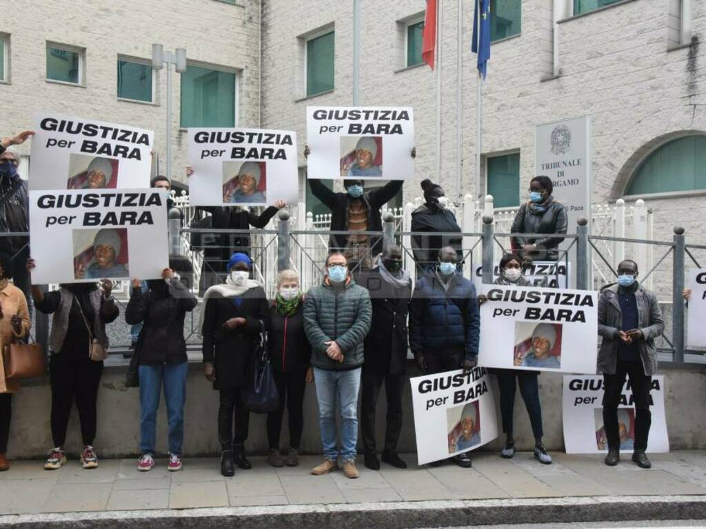 "Giustizia per Bara": gli striscioni dei Black Lives Matter in tribunale a Bergamo