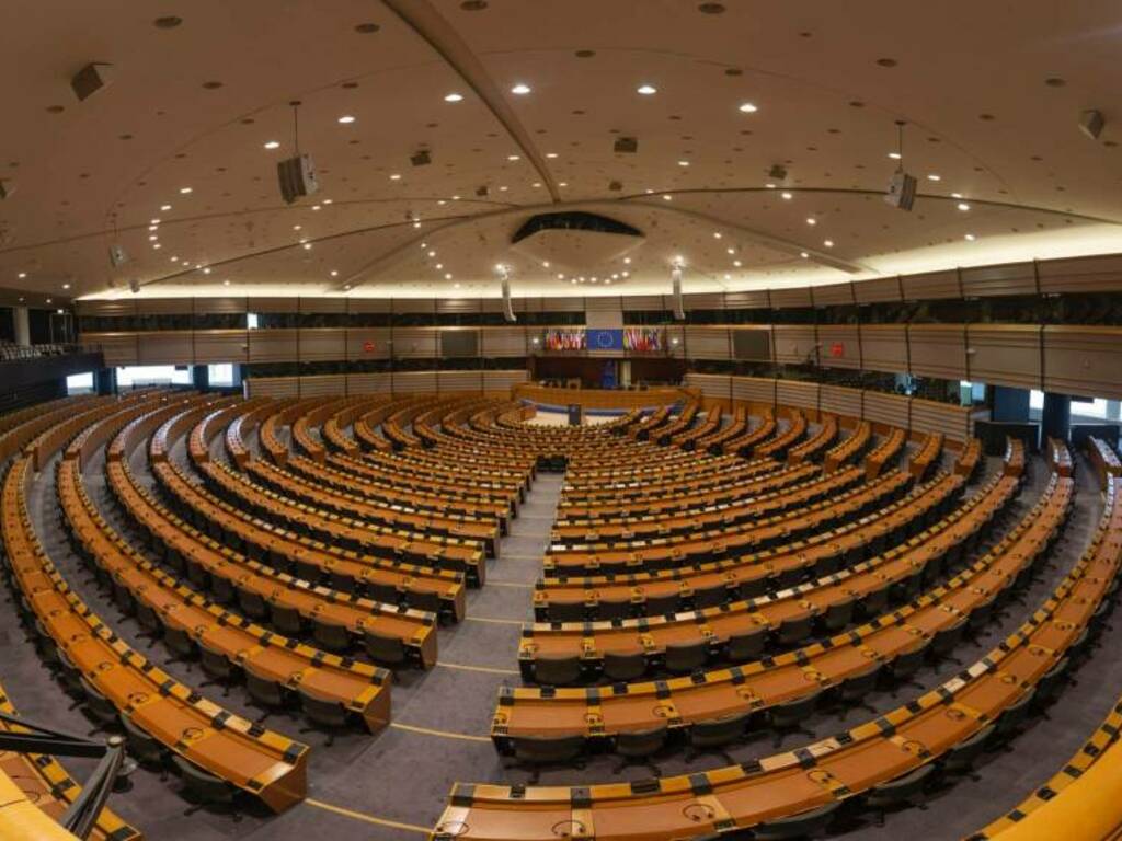 parlamento europeo foto di Marius Oprea on Unsplash