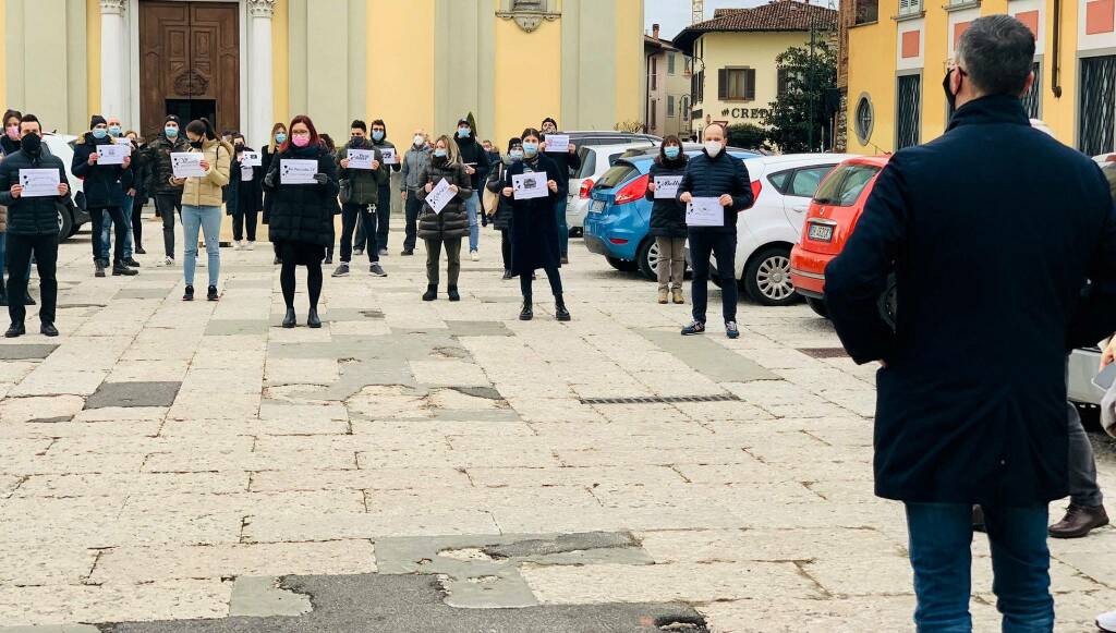 Cologno Al Serio Baristi E Ristoratori In Piazza Non Siamo Fuorilegge Bergamonews