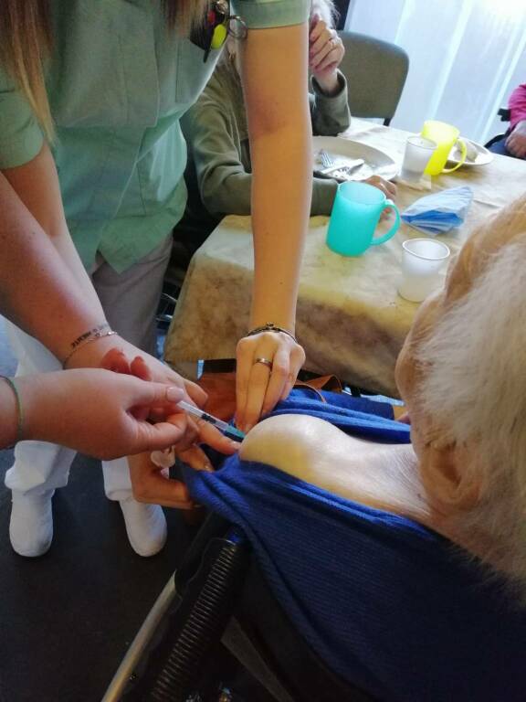 vaccino agli anziani delle rsa