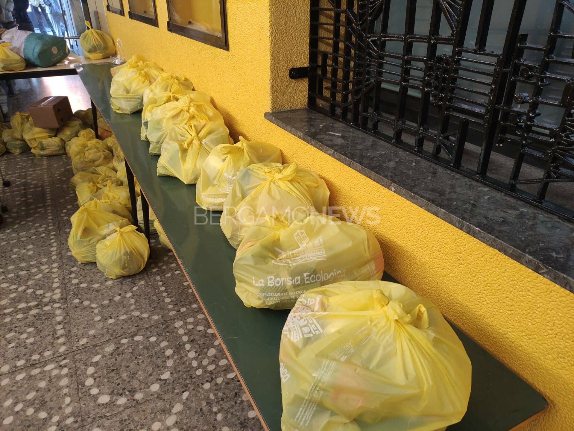 Distribuzione alimentare parrocchia Grazie