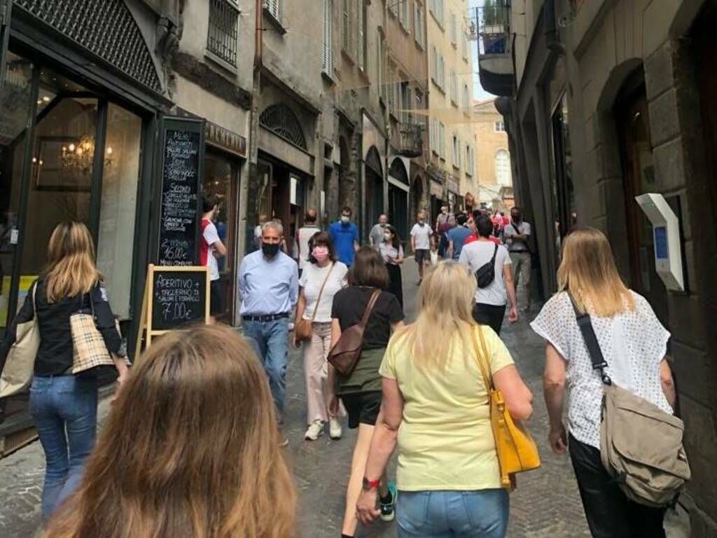 2 giugno, tanta gente a passeggio in Città Alta