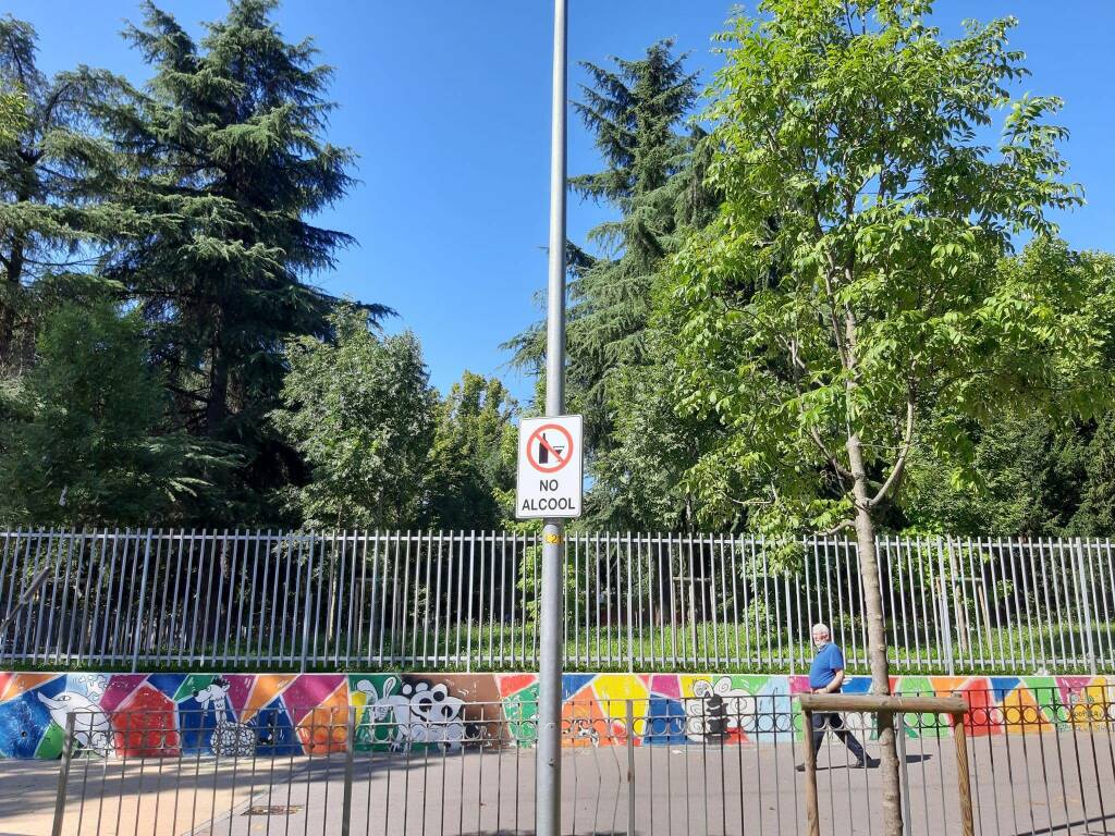 Bergamo, i cartelli No alcol nella zona della stazione