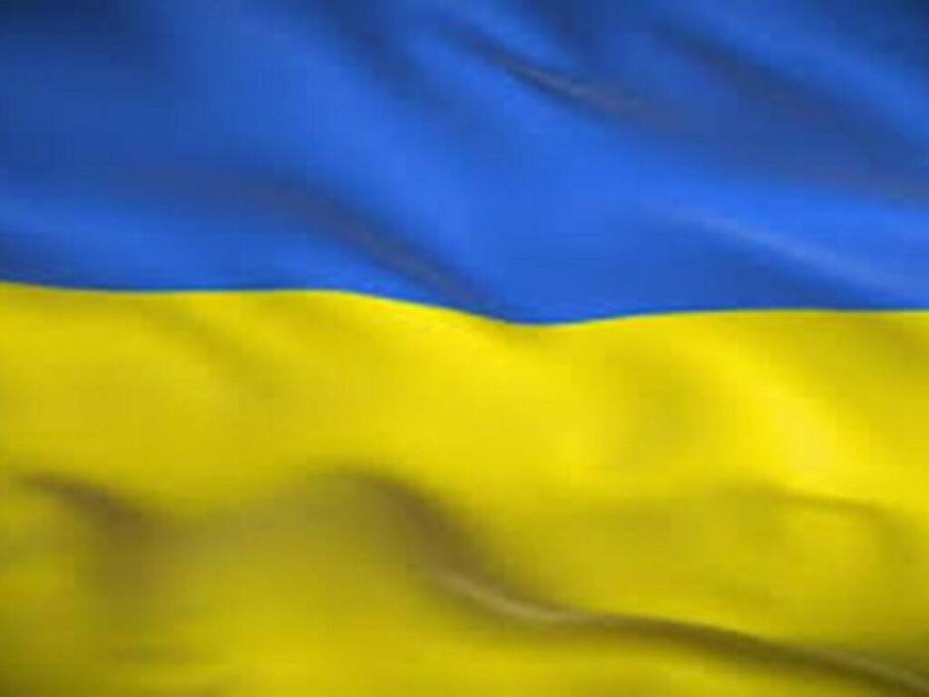 colomba della pace sullo sfondo della bandiera ucraina a forma di