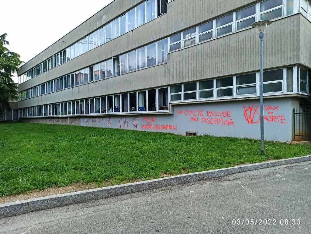 scritte no vax scuola seriate