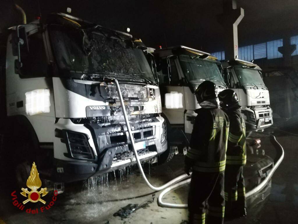 Incendi ad Arcene e Cologno, Vigili del fuoco al lavoro nella notte