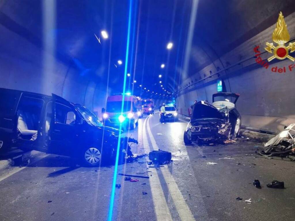 Scontro tra auto in galleria tra Lovere e Costa Volpino