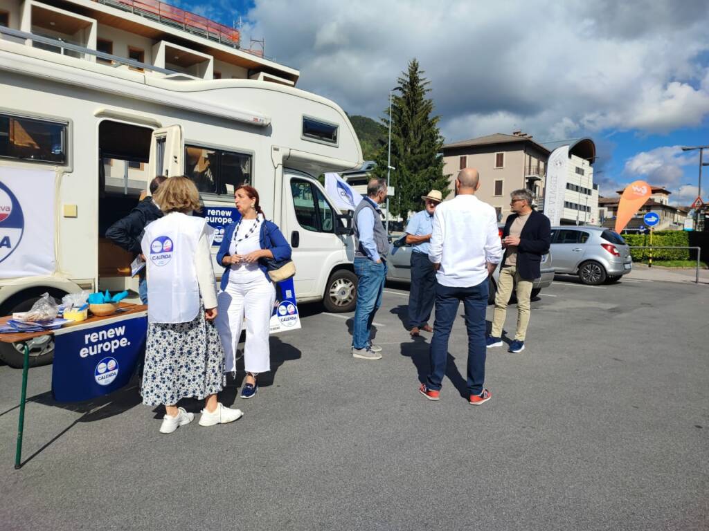 Campagna elettorale: il camper di Azione in Val Seriana 