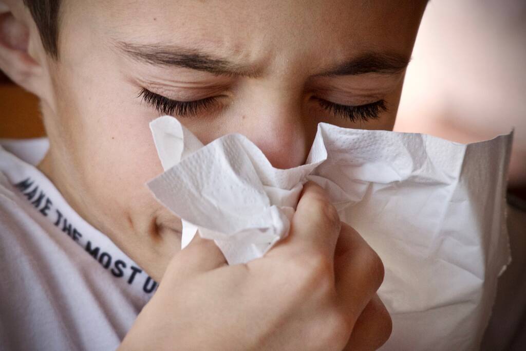 Boom di febbre e raffreddore: “Non è ancora influenza, dipende da virus e batteri”