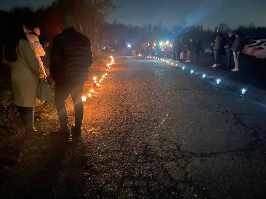 La fiaccolata vicino al luogo del ritrovamento