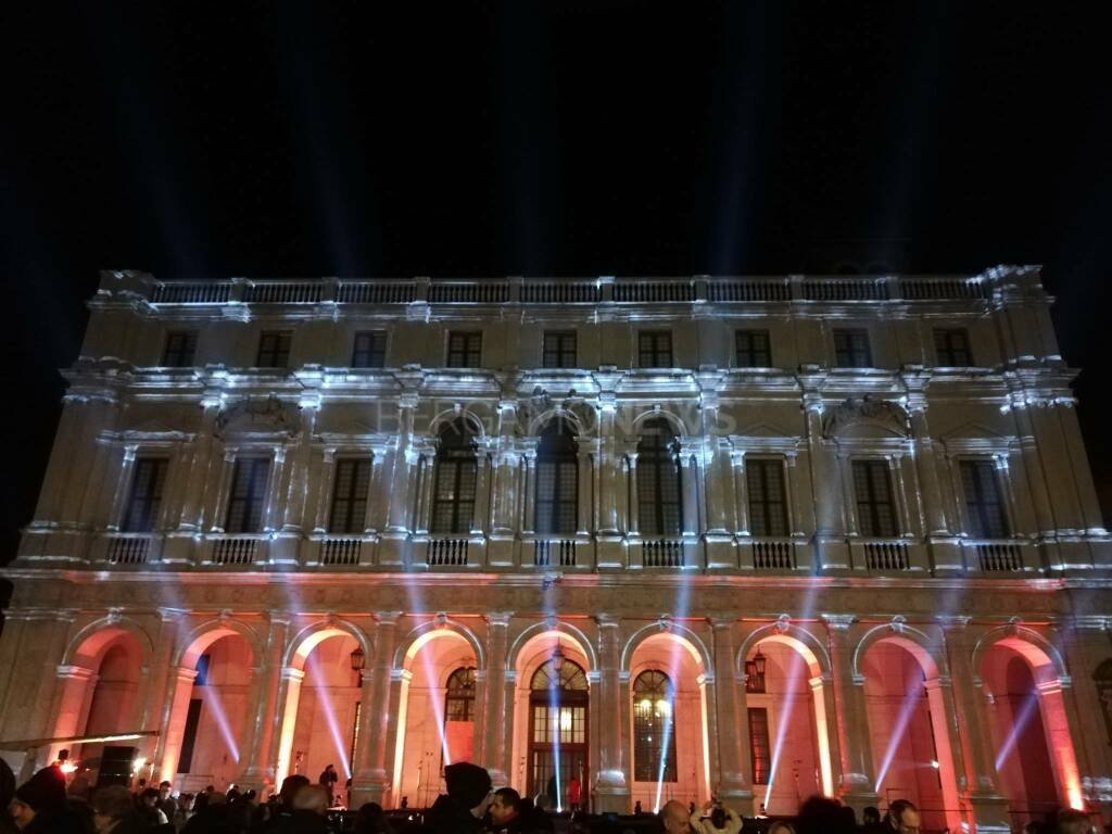 Nasi all’insù per la festa delle luci