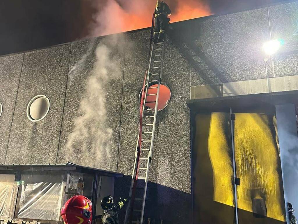 Treviglio, in fiamme una falegnameria