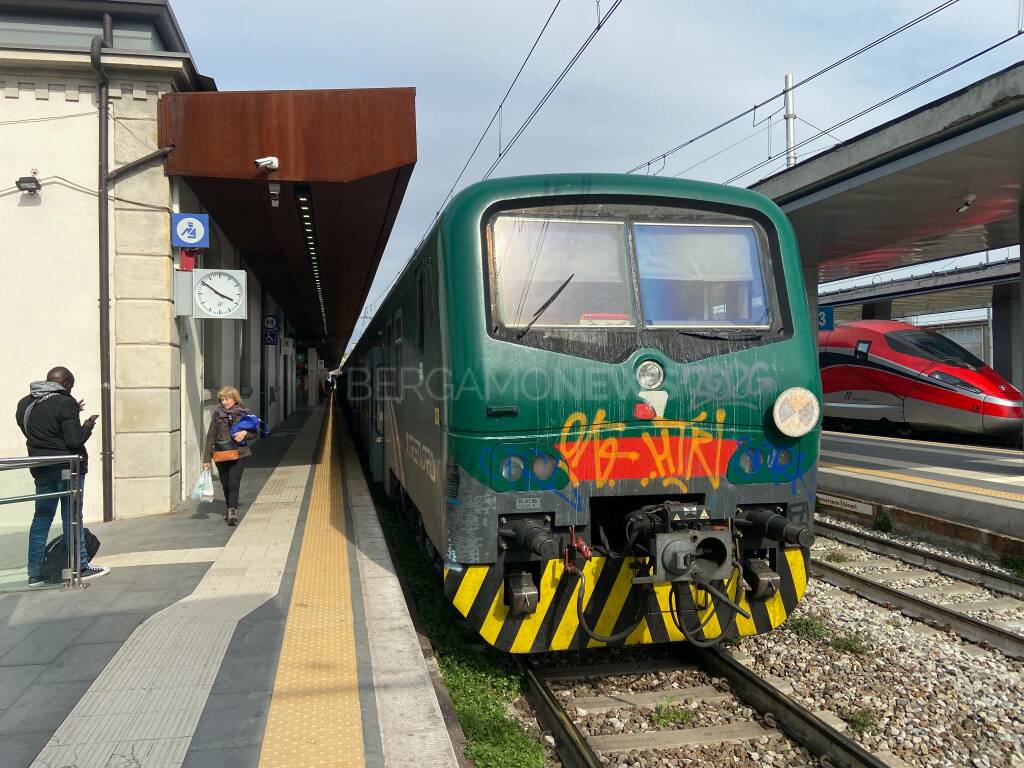 “Noi pendolari, stanchi di pagare e arrivare in ritardo a lezione, al lavoro e a casa”