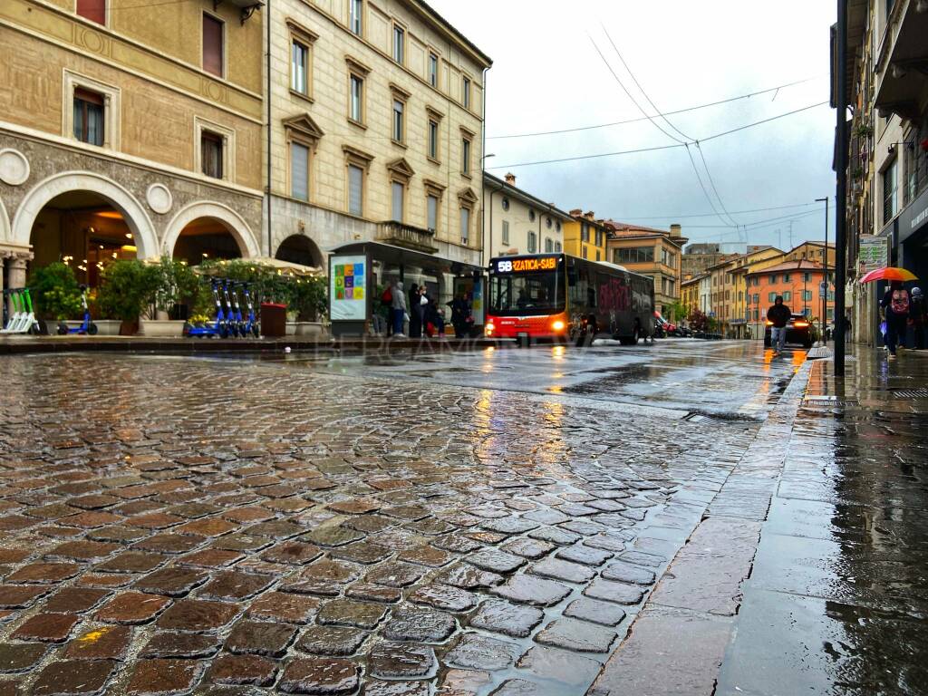 Cieli nuvolosi e pioggia sempre in agguato: si va verso un weekend bagnato